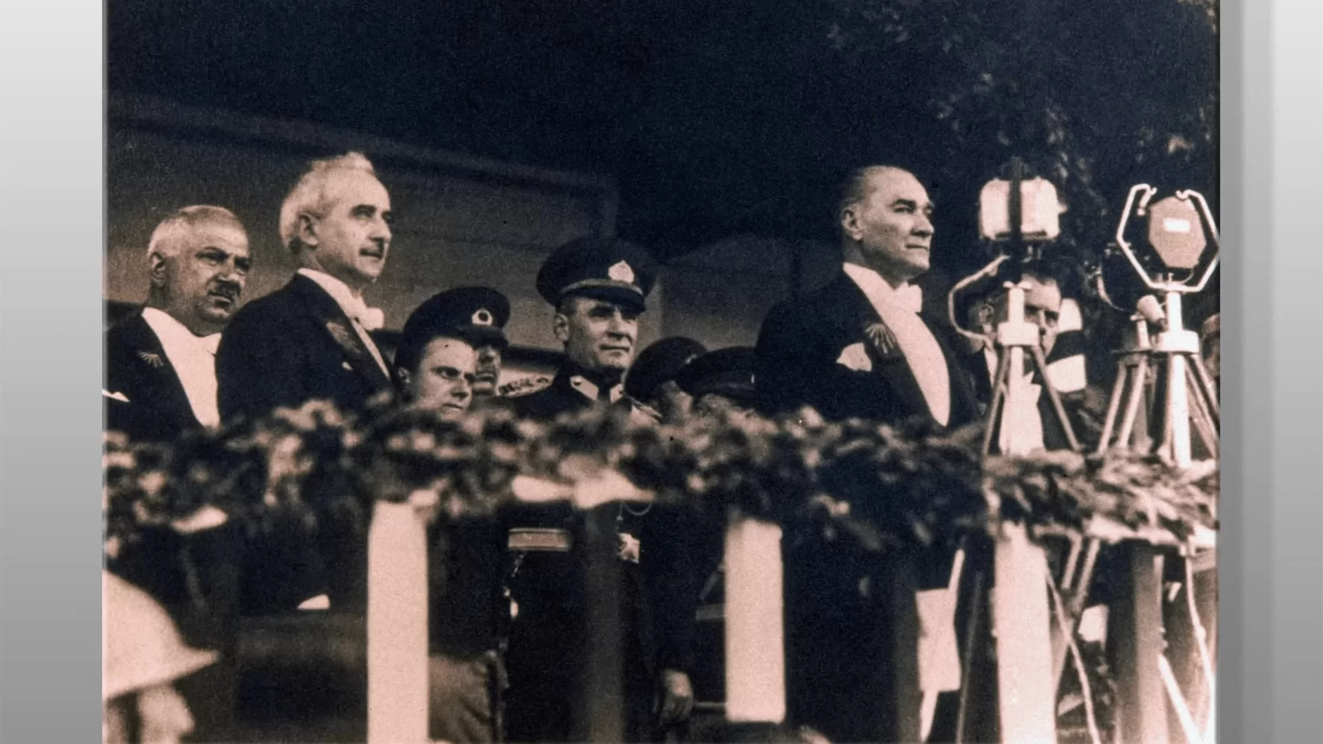 Atatürk Fotoğraflı Kanvas Tablo: Evde Bir Parça Cumhuriyet